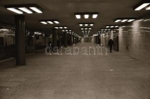 1985. január 15. Budapest, a Marx téri aluljáróban készült felvétel sorozat, 32 db vintage negatív R...