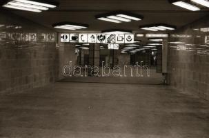 1985. január 15. Budapest, a Marx téri aluljáróban készült felvétel sorozat, 32 db vintage negatív R...