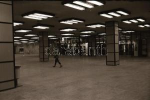 1985. január 15. Budapest, a Marx téri aluljáróban készült felvétel sorozat, 32 db vintage negatív R...