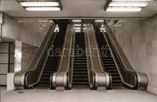 1985. január 15. Budapest, a Marx téri aluljáróban készült felvétel sorozat, 32 db vintage negatív R...