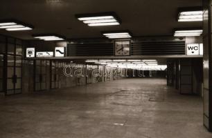 1985. január 15. Budapest, a Marx téri aluljáróban készült felvétel sorozat, 32 db vintage negatív R...