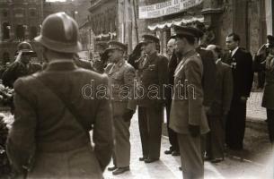 cca 1948 Budapest, Dísz tér, katonai koszorúzási ünnepség, 28 db vintage negatív Rózsa György (?-?) ...
