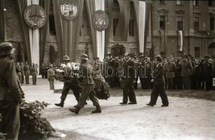 cca 1948 Budapest, Dísz tér, katonai koszorúzási ünnepség, 28 db vintage negatív Rózsa György (?-?) ...