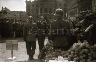 cca 1948 Budapest, Dísz tér, katonai koszorúzási ünnepség, 28 db vintage negatív Rózsa György (?-?) ...