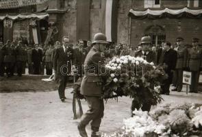 cca 1948 Budapest, Dísz tér, katonai koszorúzási ünnepség, 28 db vintage negatív Rózsa György (?-?) ...