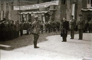 cca 1948 Budapest, Dísz tér, katonai koszorúzási ünnepség, 28 db vintage negatív Rózsa György (?-?) ...