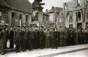 cca 1948 Budapest, Dísz tér, katonai koszorúzási ünnepség, 28 db vintage negatív Rózsa György (?-?) ...