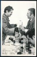 Farkas Bertalan és Magyari Béla űrhajósok aláírásai őket ábrázoló fotólapon + 1 db fotó