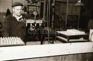 cca 1948 Budapest, Bosch gyár, Rózsa György (?-?) budapesti fotóriporter hagyatékából 18 db vintage ...