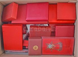 Egy doboznyi szocialista kitüntetés és jelvény tétel, kartondobozban, nagyrészt "Kiváló Dolgozó...