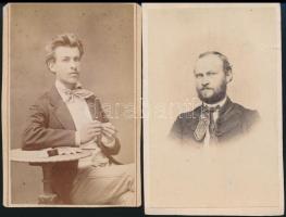 cca 1863 Klösz György és Bülch A. pesti fényképészek műterméből 2 db vizitkártya méretű, vintage fénykép, a Klösz képen a fiatalember cigarettát sodor, a kép kartonja kissé vágva, 9,5x6,5 cm