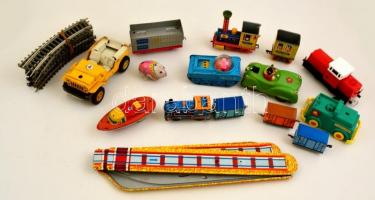 Egy doboznyi kulcsos, felhúzós rugós régi játék (vonatok, autók, mozdonyok, stb.)