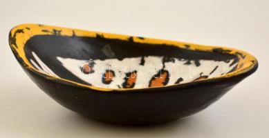 Iparművészeti Vállalatos Gorka Lívia halas tálka, mázas kerámia, jelzett, apró kopásokkal, 16×11×4,5...