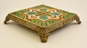 Fém talpas díszes mázas kerámia alátét, kis kopásokkal, 17×17 cm