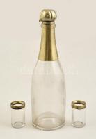 Alpakka tetejű üveg kiöntő + 2 db kupica, kis kopásnyomokkal, m: 4,5 és 23,5 cm