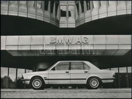 cca 1972-1981 BMW 5-ös sorozat, reklámfotók, hátoldalon leírással, 3 db17,5×23,5 cm