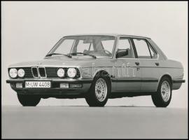 cca 1972-1981 BMW 5-ös sorozat, reklámfotók, hátoldalon leírással, 3 db17,5×23,5 cm