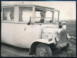 1937 GYSEV autóbusz megsüllyedt a sárban, hátoldalon feliratozott fotó, későbbi előhívás, 8×11 cm