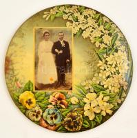 Fiatal pár esküvői portréja, zománcozott falikép, sérült, d: 22,5 cm.