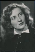 Gyenes Magda (1925- ) színésznő aláírása őt ábrázoló fotón