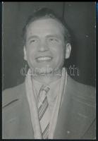 Sárdy János (1907-1969) színész aláírása őt ábrázoló fotó hátoldalán 6,5x9,5 cm