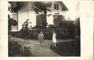 Balatonföldvár, Durcy villa, hölgyek - 2 db régi fotólap / 2 pre-1945 photo postcards