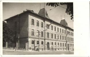 Budapest I. Attila utcai községi elemi iskola, magyar zászló. photo (EK)