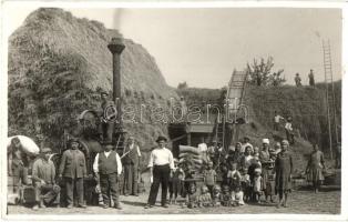 1930 Dunaszerdahely, Dunajská Streda;  cséplés gőzgéppel, folklór, létra / treshing with a steam machine, folklore, ladder. Otto Brunner photo