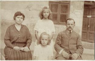 Kb. 100 db rég képeslap, főleg külföldi városképes lapok, motívumlapok, közte sok régi fotó / Cca. 1...