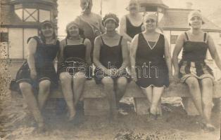 Kb. 100 db rég képeslap, főleg külföldi városképes lapok, motívumlapok, közte sok régi fotó / Cca. 1...