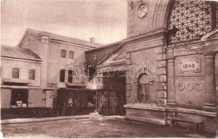 Kb. 100 db rég képeslap, főleg külföldi városképes lapok, motívumlapok, közte sok régi fotó / Cca. 1...