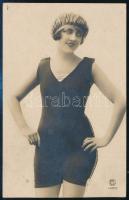 cca 1920-1930 Hölgy fürdőruhában, fotólap, PC Paris, 13,5×8,5 cm