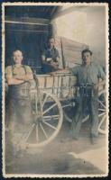 cca 1940-1950 Parasztszekér munkásokkal, kézzel színezett fotó, 13,5×8 cm