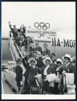 1972 A Müncheni Olimpia magyar résztvevői egy MALÉV repülőgép lépcsőjén, sajtófotó, 12×9 cm