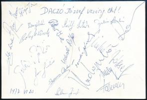 1977 A BKV Előre futballcsapatának csoportképe, Daczó József vezérigazgatónak címezve, sok aláírássa...