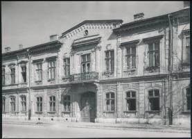 1961 Győr, Fürst Sándor utca 9. szám alatti ház, hátoldalon feliratozott fotó, 17×23 cm