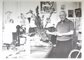 Pablo Picasso (1881-1973) képzőművész műtermében, újság számára készült fotónegatív, 15×20 cm