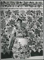 Kalocsai népviselet, 2 db sajtófotó, 24×18 cm