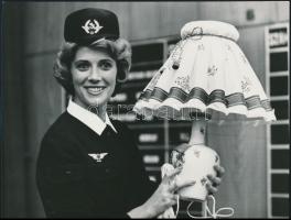 Csinos légikisasszonyok, 2 db sajtófotó, 24×18 cm