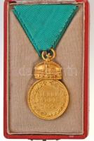 1922. "Magyar Koronás Bronzérem" aranyozott Br kitüntetés, peremén "BRONZ" jelzé...