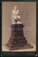 cca 1892 Mátrai Lajos (1850-1906): Izsó Miklós (1831-1875) szobrászművész szobra, Bp. Szerdahelyi, 16x11 cm.
