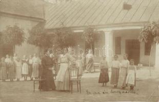 1908 Börvely, Berveni; Óvoda udvar, gyerekek csoportképe / kindergarten, children, photo (EK)
