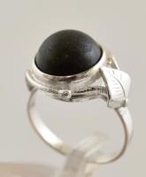 Ezüst(Ag) gyűrű ónixszal, jelzett, méret: 58, bruttó: 4,6 g