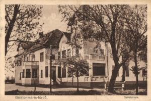 12 db RÉGI magyar városképes lap, köztük Balatonaliga, Balatonmáriafürdő, Mátraháza, Győr, Kecskemét...