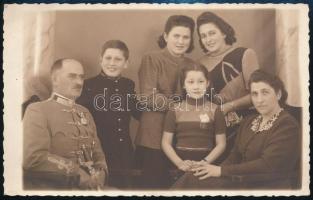 1942 vitéz Antalossy Aladár vezérőrnagy családja körében, fotólap, a hátoldalán feliratozva, dátumozva (1942, Ungvár), 8x13 cm.