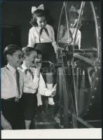1963 Úttörők lottósorsolása, sajtófotó, felületén kis törésnyommal, 17,5×12,5 cm