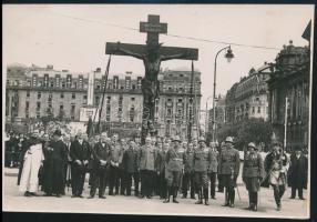 1938 Bp., Katonai főtisztek az 1938-as Nemzetközi Eucharisztikus Kongresszus alatt feldíszített Kossuth téren, Pátria fotó, hátoldalán pecséttel jelzett, 11,5×17,5 cm