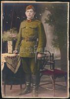 cca 1900 Fiatal katona portréja, színezett fotó, kartonra ragasztva, 23×16,5 cm