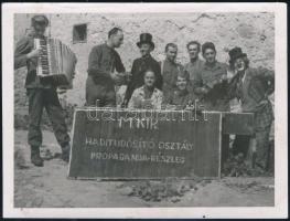 1944 Sátoraljaújhely, a magyar kir. haditudósító osztály propagandarészlegének tagjai, fotó, hátulján feliratozva, 9×12 cm