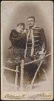 cca 1900 Azonosítatlan férfi és felesége díszmagyarban, keményhátú fotó ifj. Osztapovics Ferenc műterméből (Máramarossziget/Bikszád), 20,5×11 cm